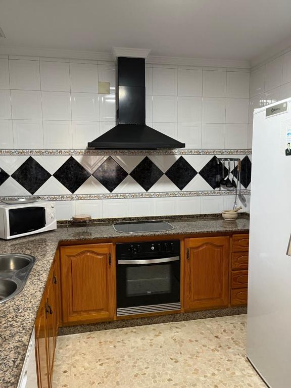 Kuchyň nebo kuchyňský kout v ubytování VILLA LA MOMITA