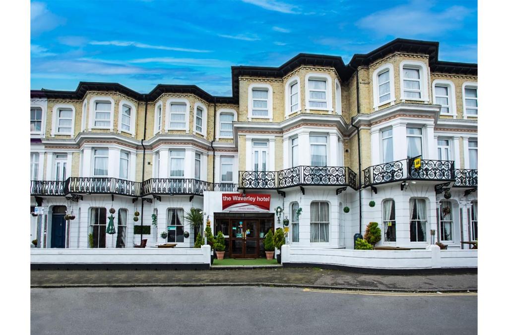 un gran edificio amarillo con balcones. en The Waverley Hotel en Great Yarmouth