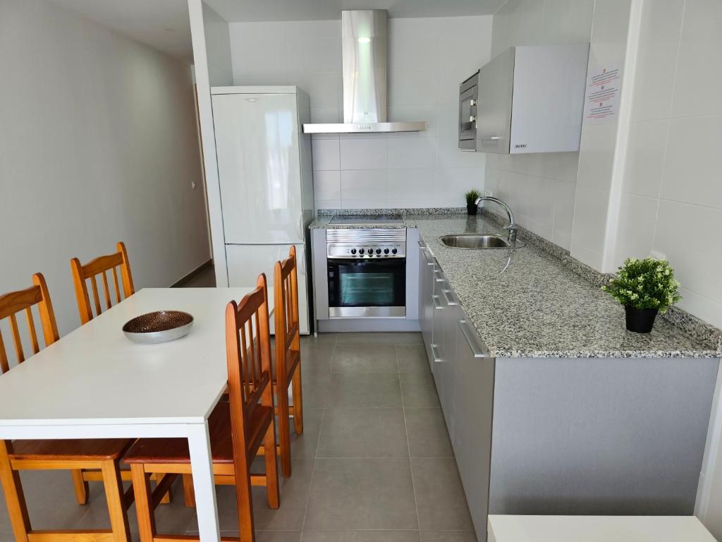 Kuchyňa alebo kuchynka v ubytovaní Realrent Neo Mediterráneo