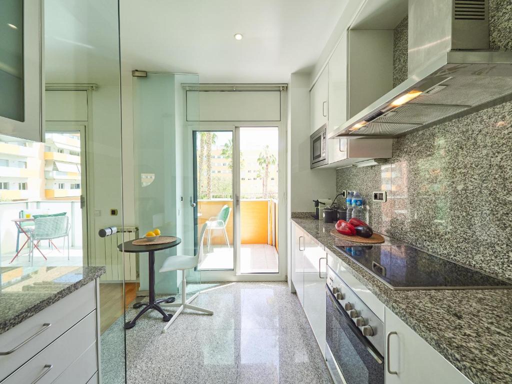 Kuchyň nebo kuchyňský kout v ubytování Vila Olimpica Pool Suites