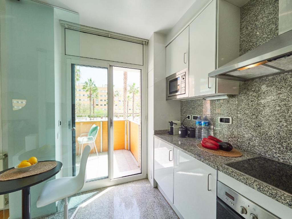 Kuchyň nebo kuchyňský kout v ubytování Vila Olimpica Pool Suites