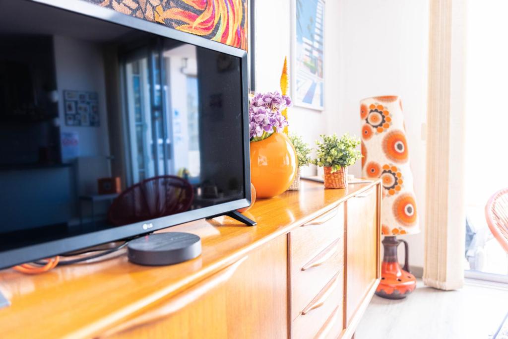 Televízia a/alebo spoločenská miestnosť v ubytovaní LE SEVENTIE'S 3 Terrasse-Netflix-Wifi-Parking-Mer-TOP PROS SERVICESConciergerie