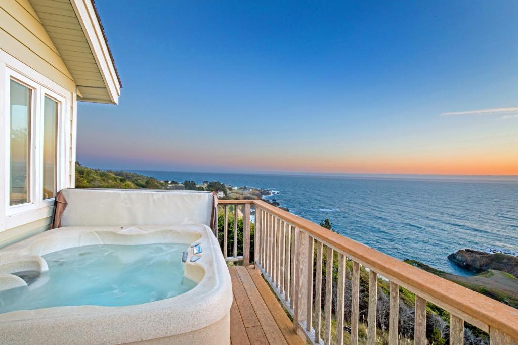einen Whirlpool auf dem Balkon mit Meerblick in der Unterkunft Spectacular Ocean View Penthouse Oceanfront! Hot Tub! Shelter Cove, CA in Shelter Cove
