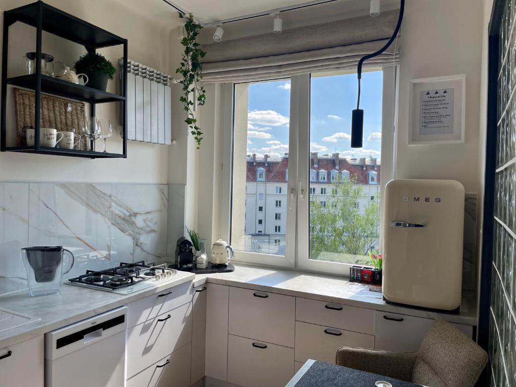 Kuchyňa alebo kuchynka v ubytovaní Słoneczny Apartament Koszykowy!