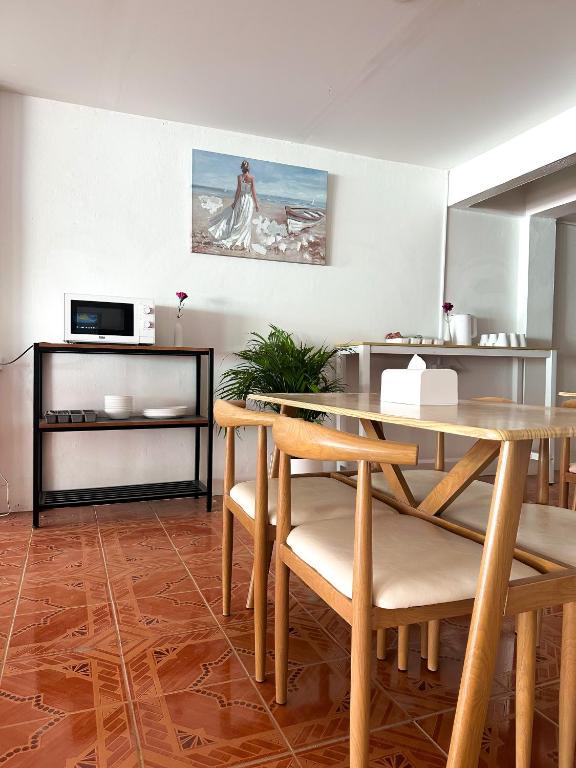 TV a/nebo společenská místnost v ubytování MONTANA Hotel & Hostel Phuket