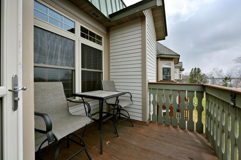 eine Terrasse mit einem Tisch und Stühlen auf dem Balkon in der Unterkunft Unit 433A 1 BD 1 BA condo condo in Birchwood