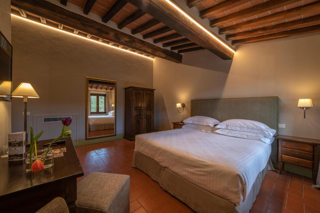 Postel nebo postele na pokoji v ubytování Borgo Le Noci Chianti Retreat & Pool