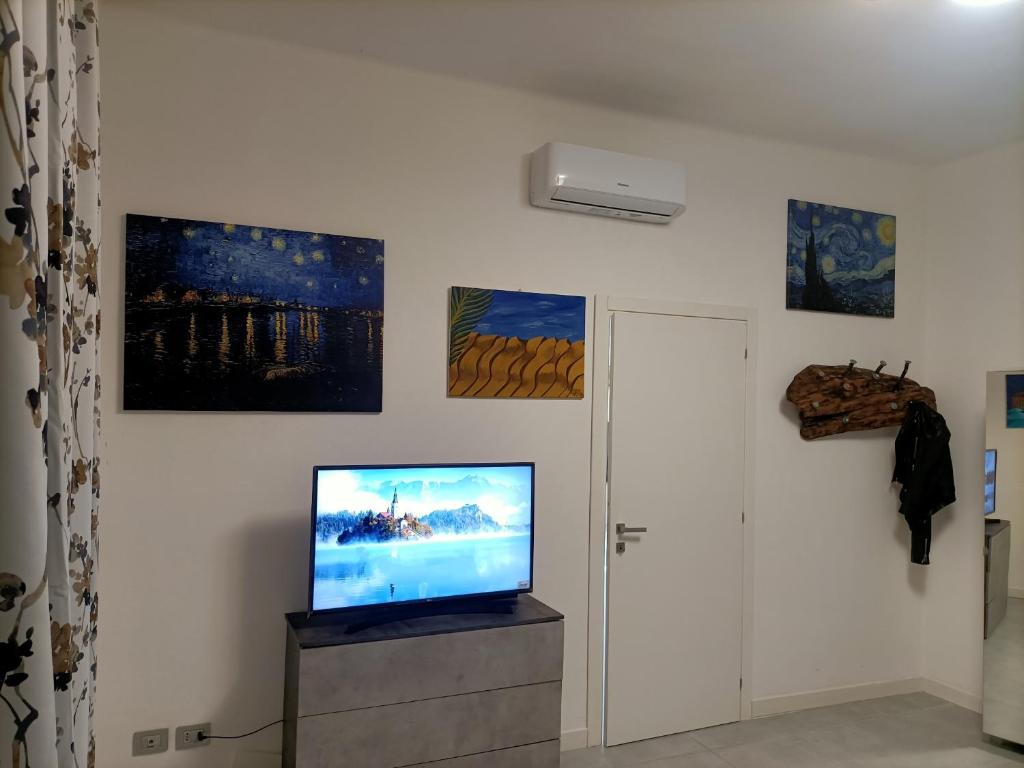 TV o dispositivi per l'intrattenimento presso City View! Panoramic Apartment overlooking La Spezia