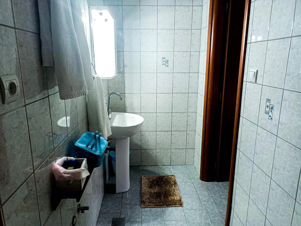 Baño pequeño con lavabo y aseo en Kimi apartments 1, en Kími