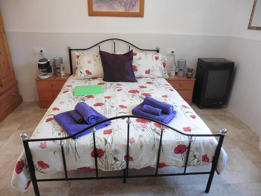 una camera da letto con un grande letto con fiori di Lovely 1 bedroom apartment with kitchen and pool a Albox