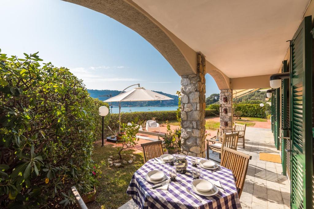 - une table et des chaises sur une terrasse avec vue sur l'océan dans l'établissement La terrazza tra cielo e mare, à Portovenere