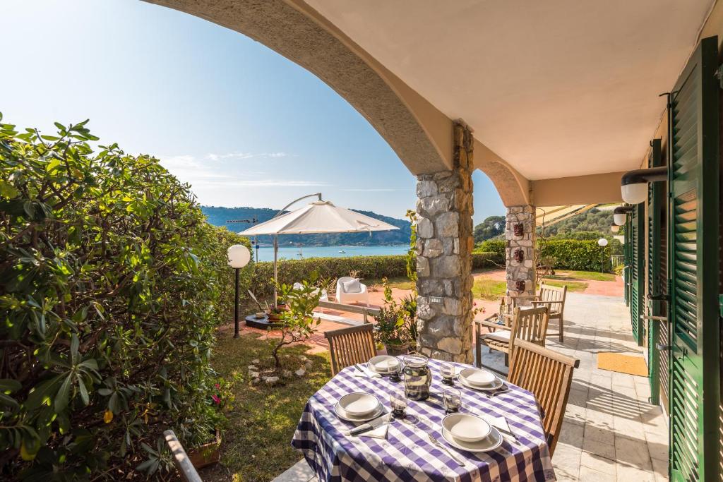 une table et des chaises sur une terrasse avec vue sur l'océan dans l'établissement La terrazza tra cielo e mare, à Portovenere