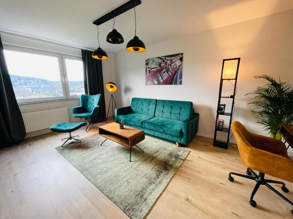 sala de estar con sofá verde y 2 sillas en modern * zentral * Netflix * Arbeitsplatz, en Wuppertal
