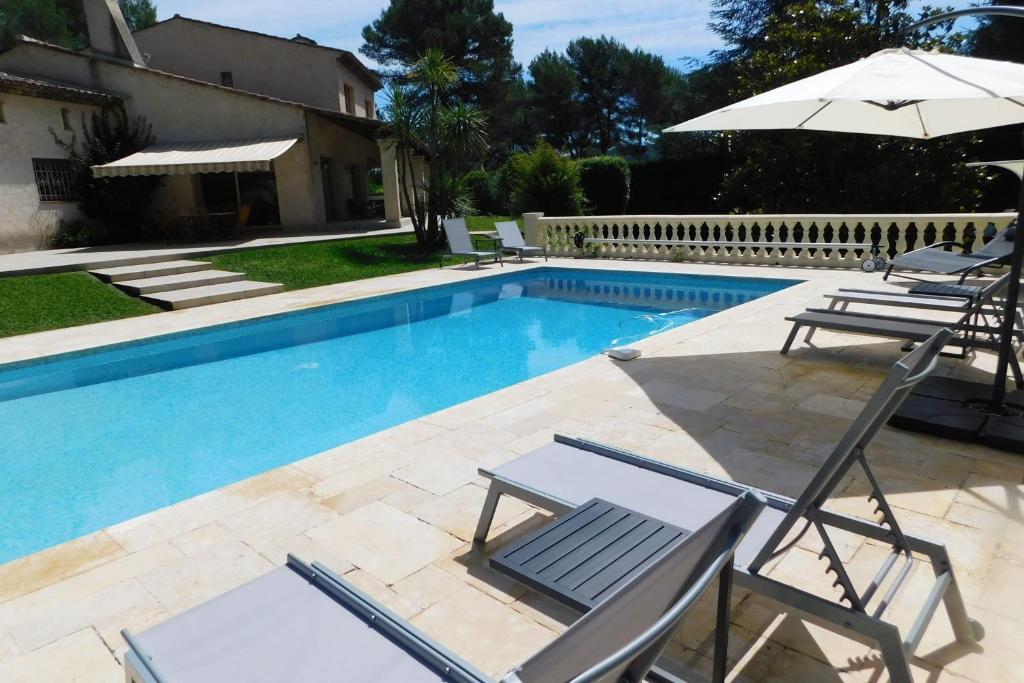 Zdjęcie z galerii obiektu Beautiful Provencal villa "Parc Saint Martin" with pool and tennis court w mieście Mougins