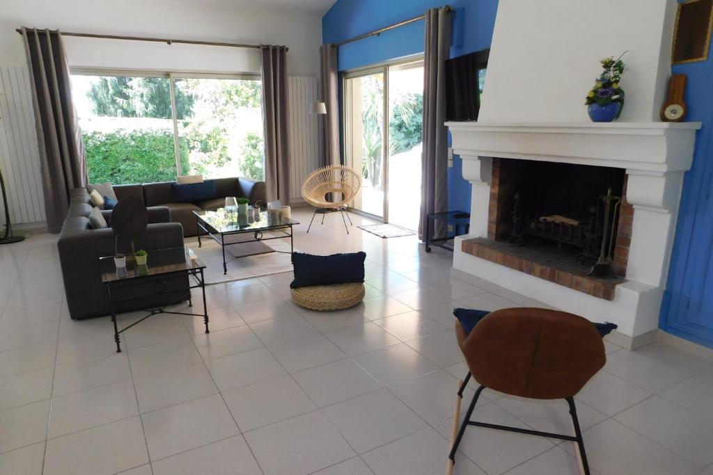 Zdjęcie z galerii obiektu Beautiful Provencal villa "Parc Saint Martin" with pool and tennis court w mieście Mougins