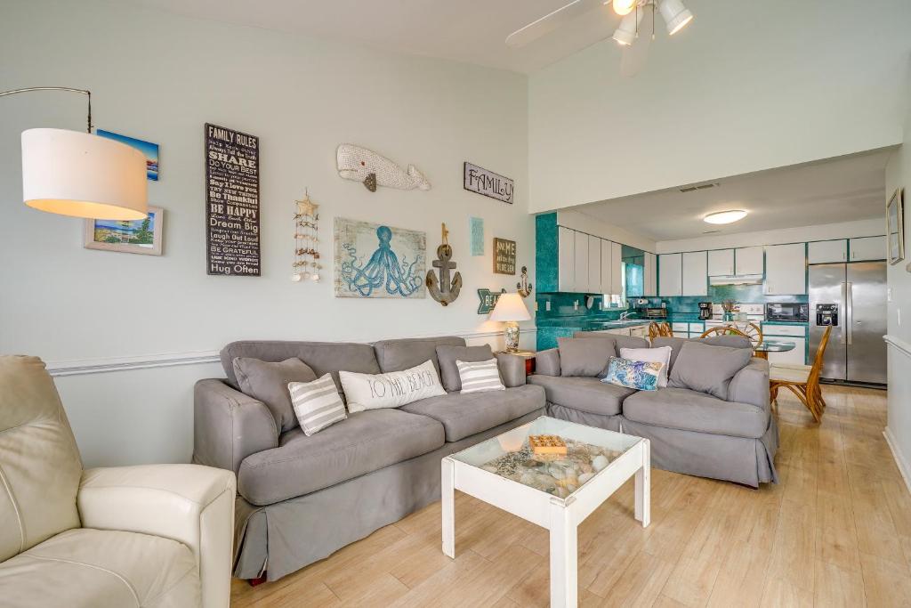 uma sala de estar com um sofá e uma mesa em Topsail Beach Vacation Rental Steps to Shore! em Topsail Beach
