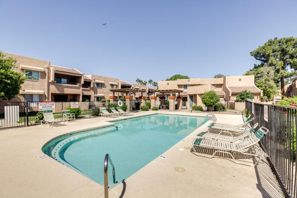 een zwembad met ligstoelen in een appartementencomplex bij Phoenix Home Pool, Hot Tub and Near Spring Training in Phoenix
