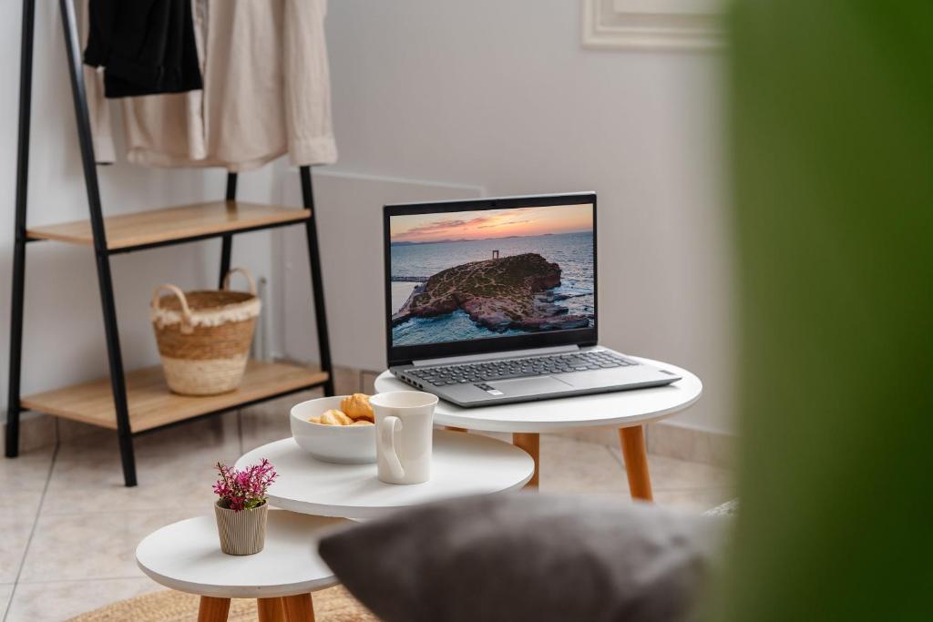 Televízia a/alebo spoločenská miestnosť v ubytovaní Erato Inn Naxos