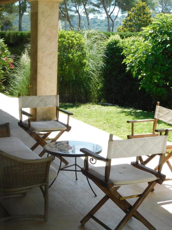Zdjęcie z galerii obiektu Beautiful Provencal villa "Parc Saint Martin" with pool and tennis court w mieście Mougins