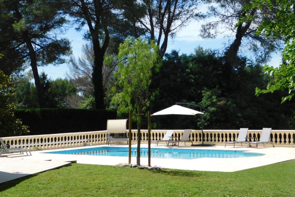 Zdjęcie z galerii obiektu Beautiful Provencal villa "Parc Saint Martin" with pool and tennis court w mieście Mougins