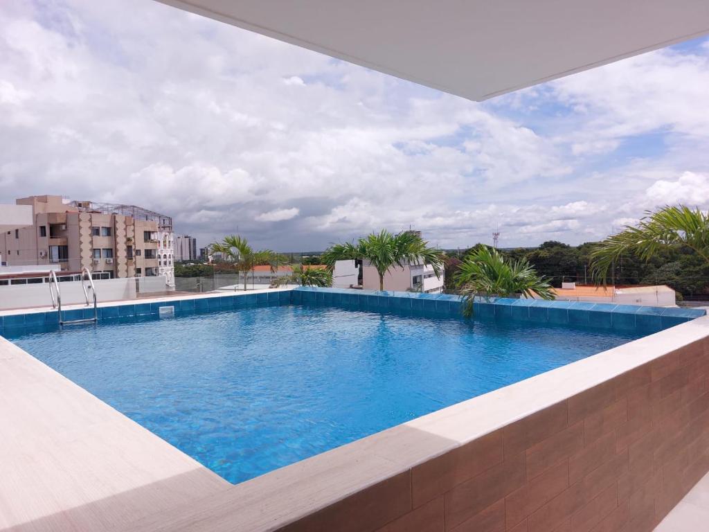 a large swimming pool on top of a building at Monoambiente totalmente equipado in Santa Cruz de la Sierra
