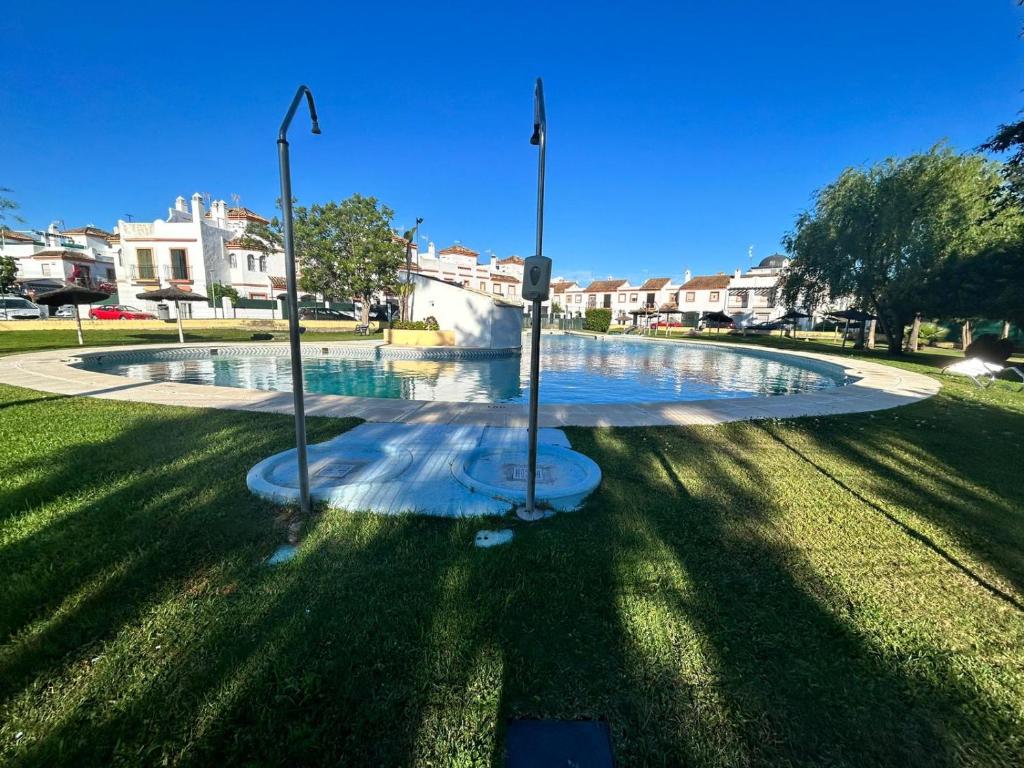 fontanna w środku parku w obiekcie Apartamento Empul La Barrosa w mieście Chiclana de la Frontera