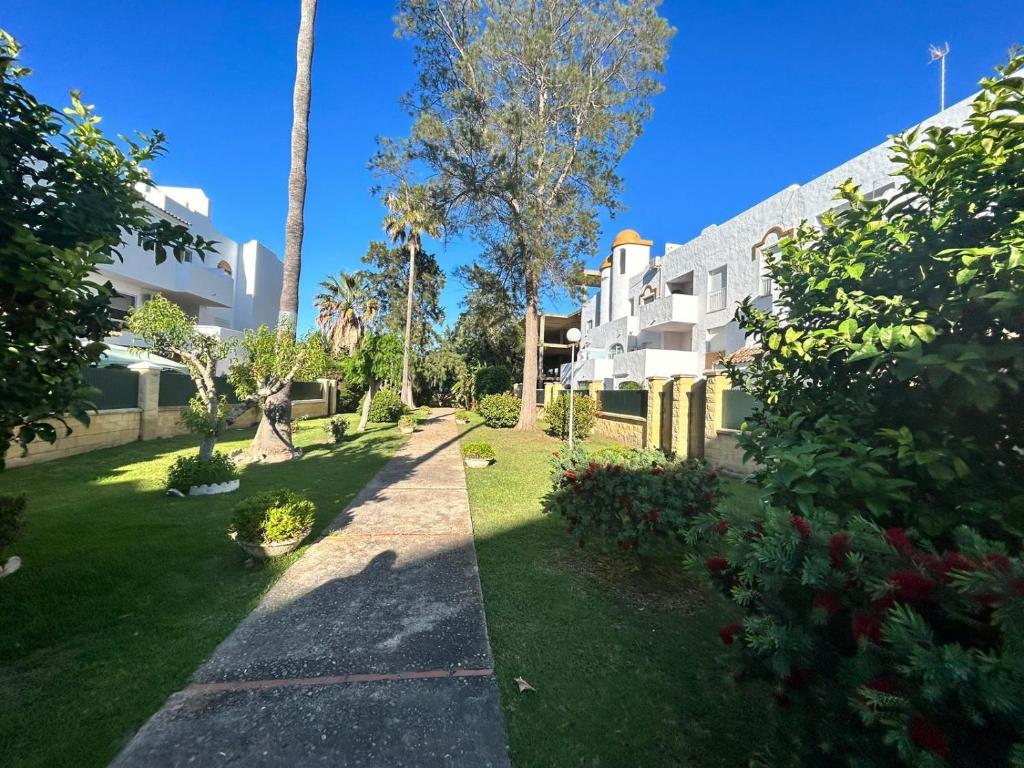 widok na dziedziniec z domem w obiekcie Apartamento Empul La Barrosa w mieście Chiclana de la Frontera