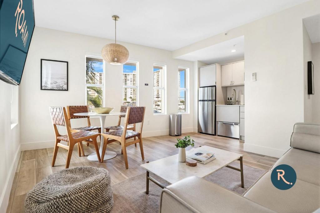 Кухня или мини-кухня в Roami at The Carmela
