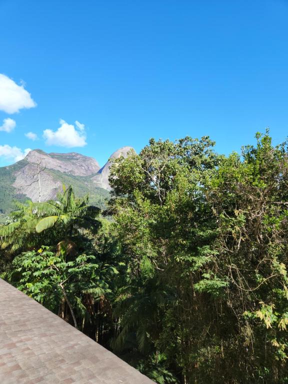 uma vista para as montanhas a partir do deque em Vista Azul Apart Hotel - Vista Pedra Azul com Cozinha Compacta em Domingos Martins