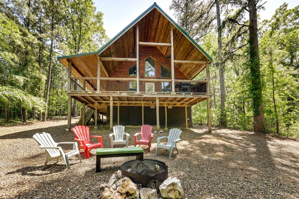 Κήπος έξω από το Pet-Friendly Broken Bow Cabin with Fire Pit!