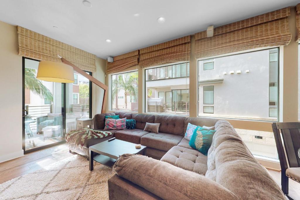 Et opholdsområde på Sunny City Living Dog-friendly condo with office - pool, hot tub, and fitness center