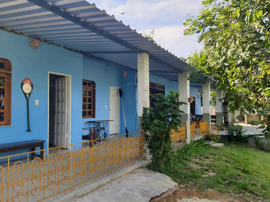 niebieski dom z płotem przed nim w obiekcie VARANDA DO RIO NEGRO w mieście Manaus