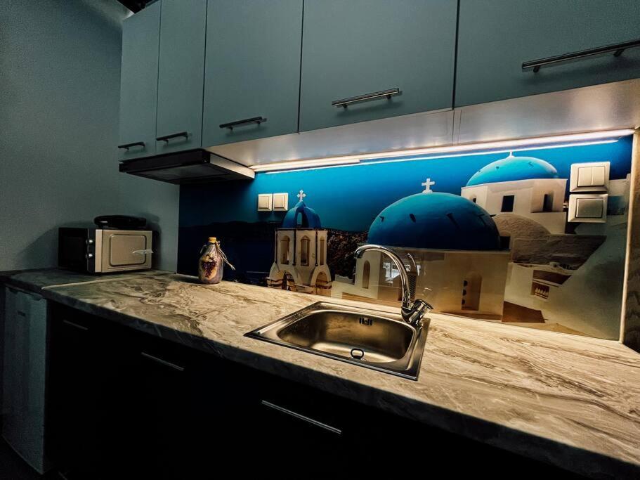 una cucina con lavandino e piano di lavoro di Luxury Apartment in the City Center & Free Parking a Volos