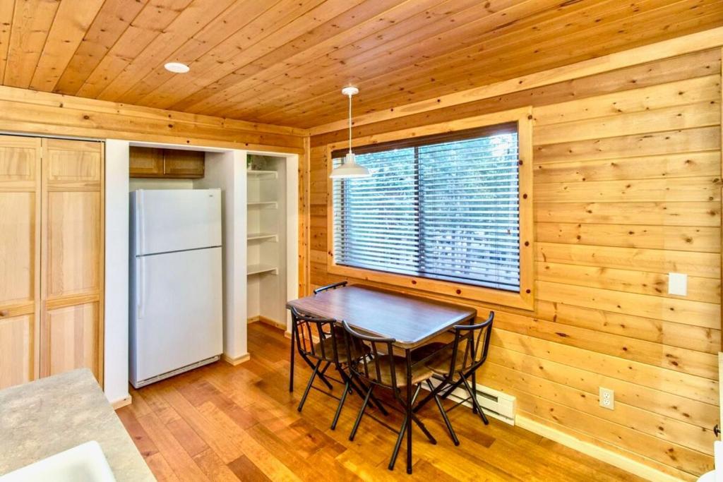 Fotografija u galeriji objekta Lovely Log Cabin With Fire Pit! u gradu Duck Creek Village