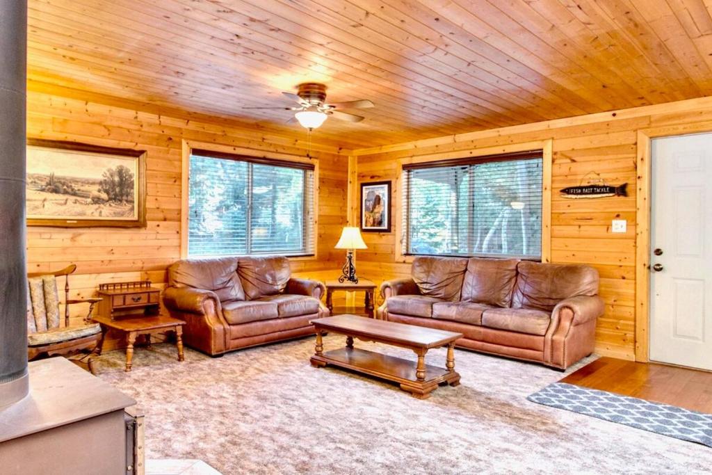 Prostor za sedenje u objektu Lovely Log Cabin With Fire Pit!