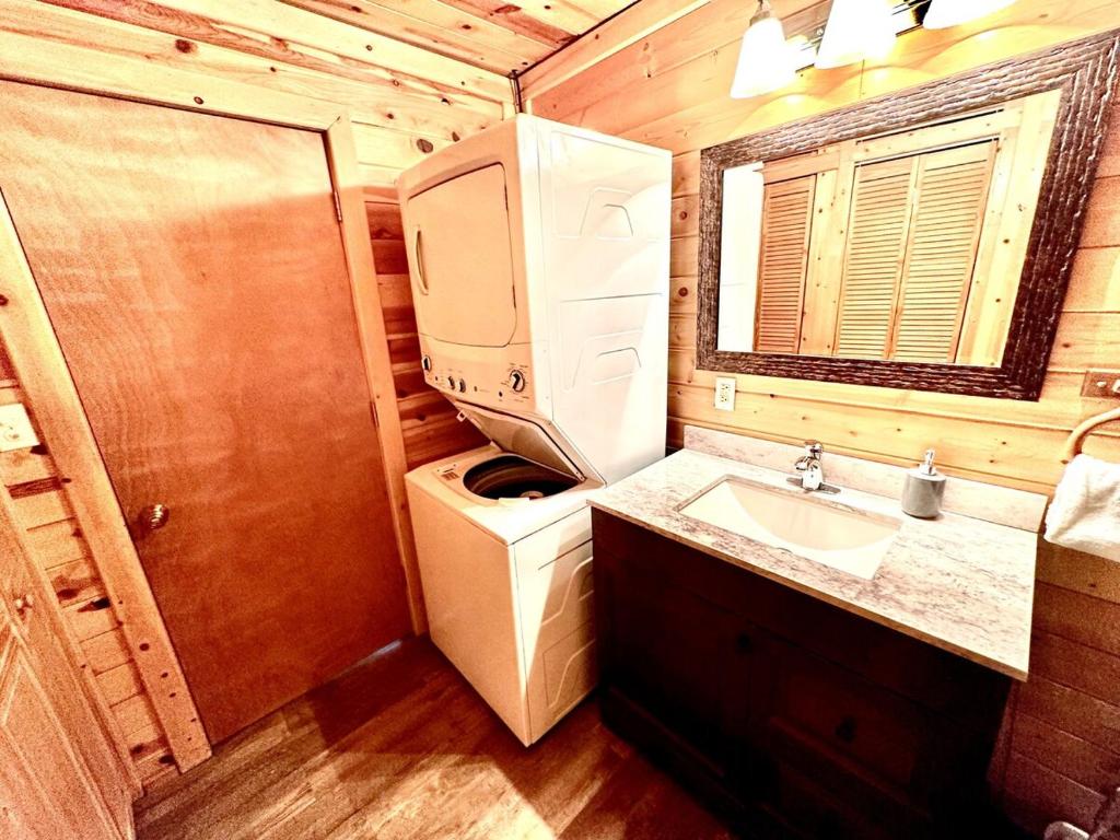 Krevet ili kreveti u jedinici u okviru objekta Lovely Log Cabin With Fire Pit!