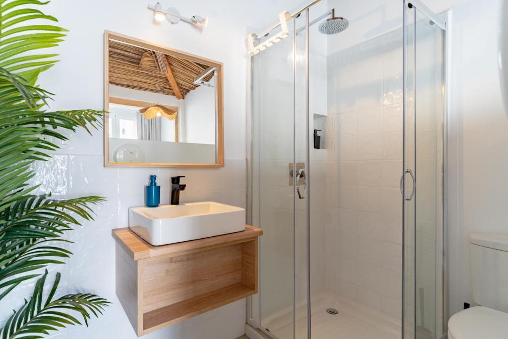 een badkamer met een wastafel en een douche bij The Urban Jungle Hostel in Málaga