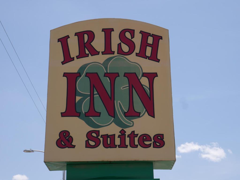 a sign for a irish inn and suites at Irish Inn and Suites in Muleshoe