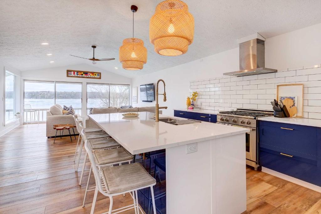 East Jordan Vacation Rental on Lake Charlevoix! - Casa De Vacaciones