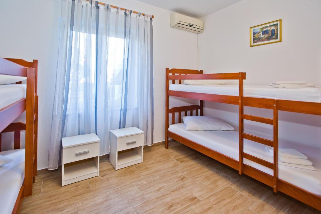 Voodi või voodid majutusasutuse Luka's Lodge Guesthouse & Hostel toas