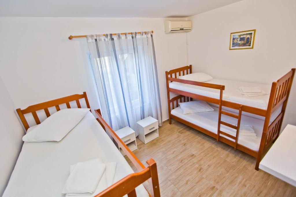 Voodi või voodid majutusasutuse Luka's Lodge Guesthouse & Hostel toas