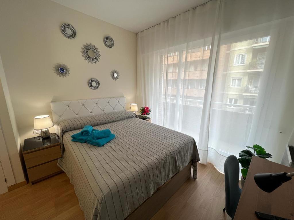 Un dormitorio con una cama con una toalla azul. en París Habitaciones en Barcelona