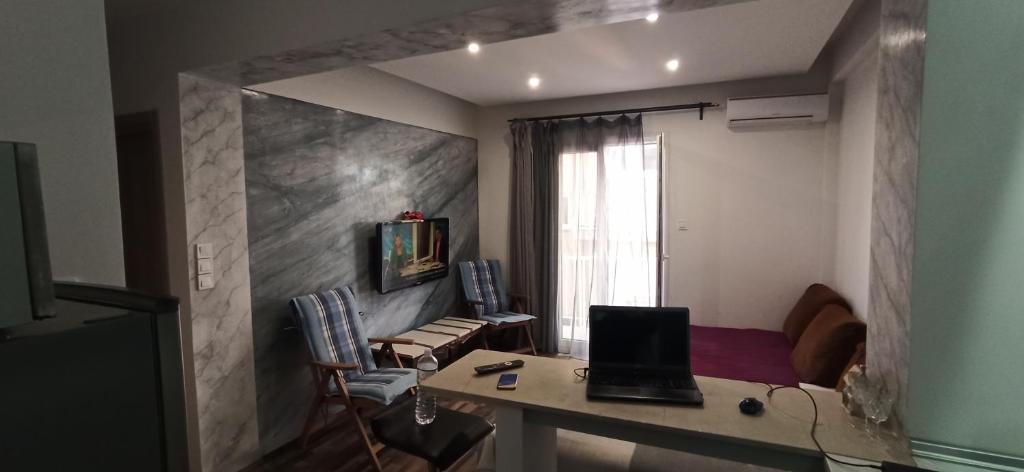 TV a/nebo společenská místnost v ubytování Apartment Center Piraeus location Kastella Passalimani Port