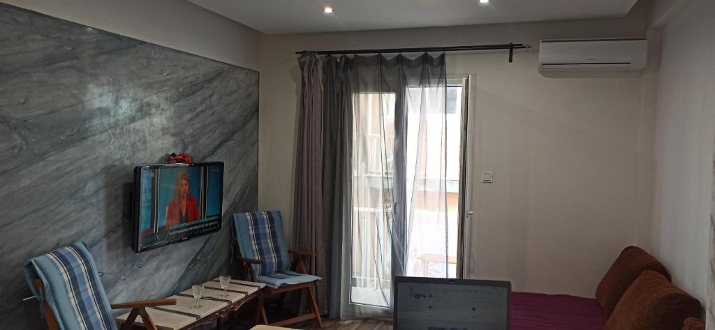 TV a/nebo společenská místnost v ubytování Apartment Center Piraeus location Kastella Passalimani Port