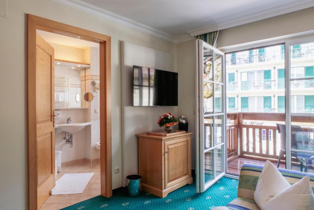 TV a/nebo společenská místnost v ubytování Hotel Weisser Bär