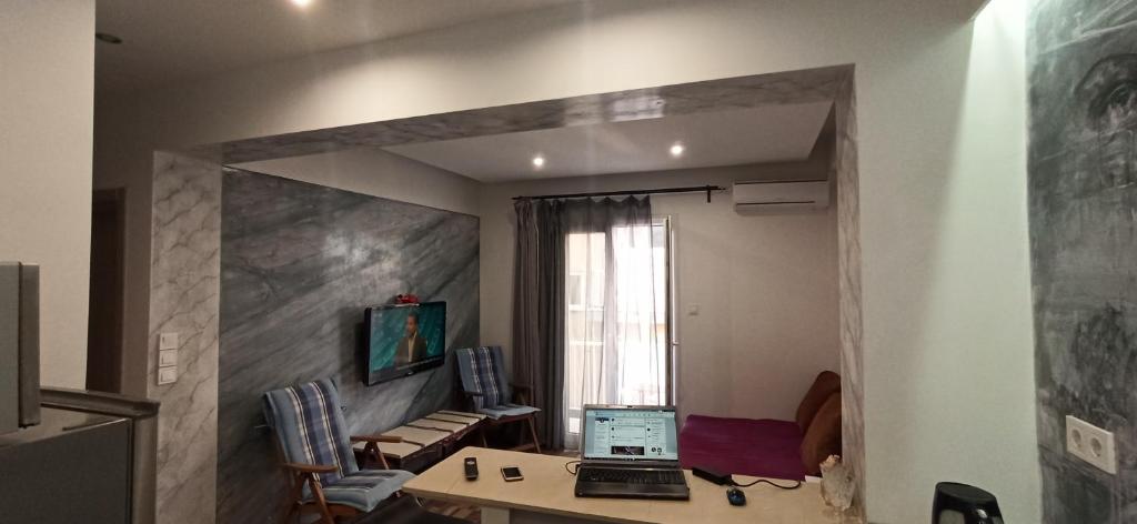 TV a/nebo společenská místnost v ubytování Apartment Center Piraeus location Kastella Passalimani Port
