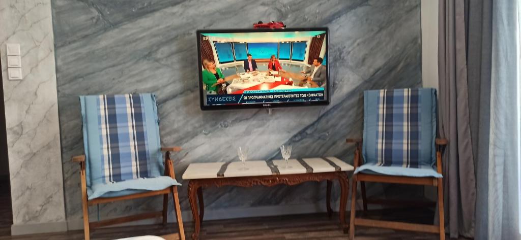 TV a/nebo společenská místnost v ubytování Apartment Center Piraeus location Kastella Passalimani Port