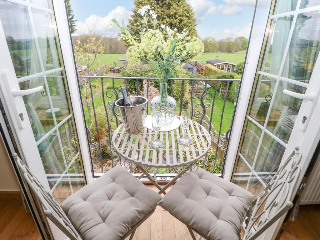 Zimmer mit einem Tisch und Stühlen auf einem Balkon in der Unterkunft The Nutshell in Chester-le-Street