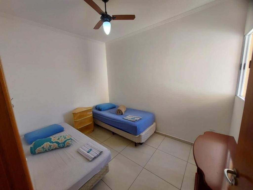 Säng eller sängar i ett rum på Quartos econômicos