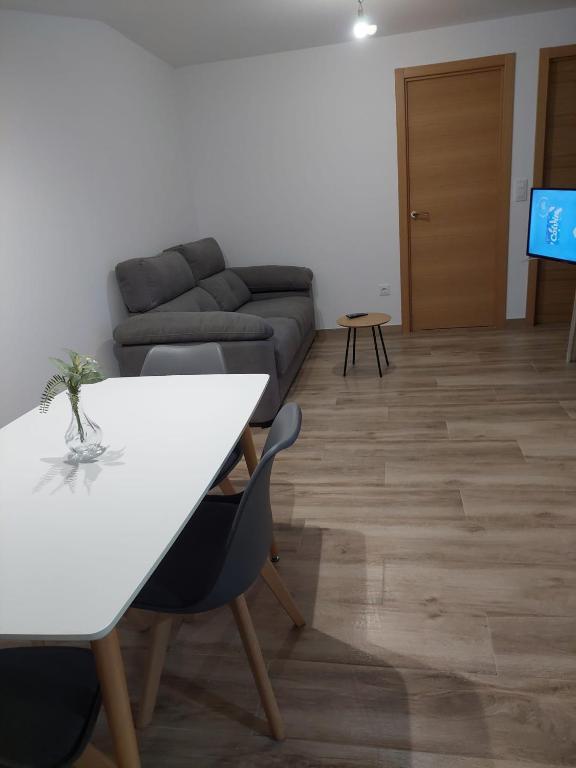 TV a/nebo společenská místnost v ubytování Apartamentos en casa Portonovo vacaciones